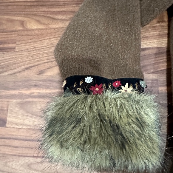 Tasha Polizzi blanket faux fur and floral appliqué jacket. - Picture 7 of 10